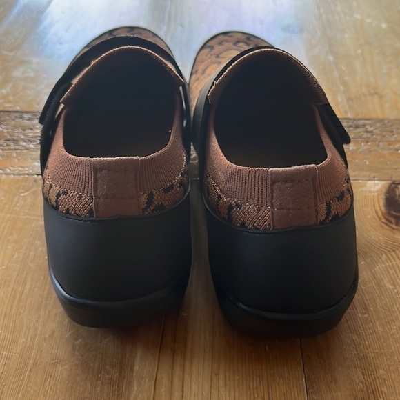 NEW Traq by Alegria Qwik Sneaker Slip on Walking Shoe Leopard 38 EUR 8-8.5 US - Picture 4 of 11